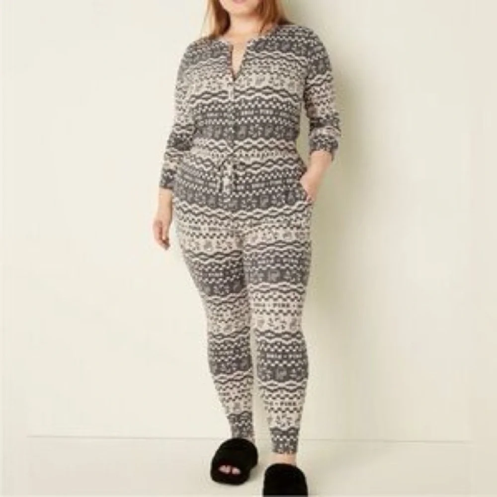 PINK Victoria's Secret Women's Pajama Jumpsuit One Piece Peace Sign Print Size L - Picture 1 of 10